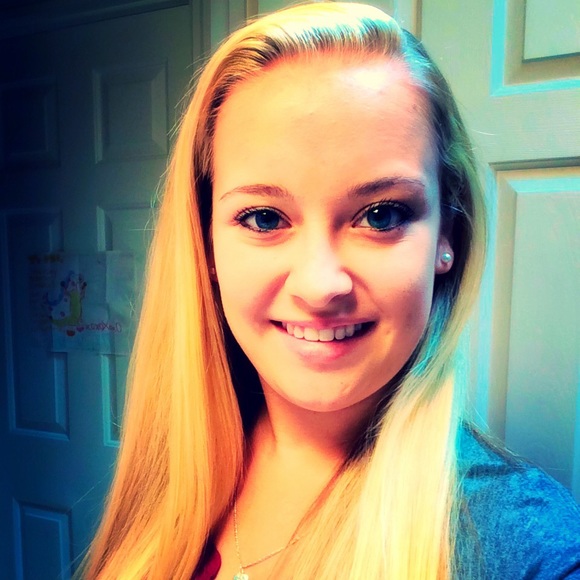 Profile Picture of Ali Quitter (@aliquitter) on Poshmark