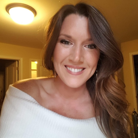 Profile Picture of Karis Callaway (@kariscallaway) on Poshmark