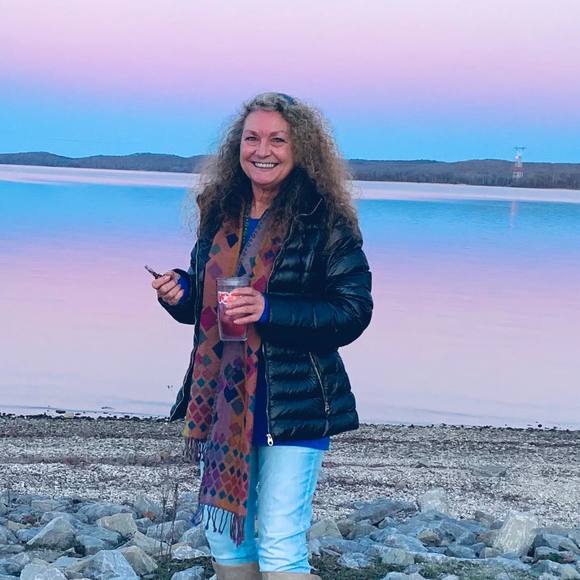 Profile Picture of Lisa Hopper (@hip2flip) on Poshmark