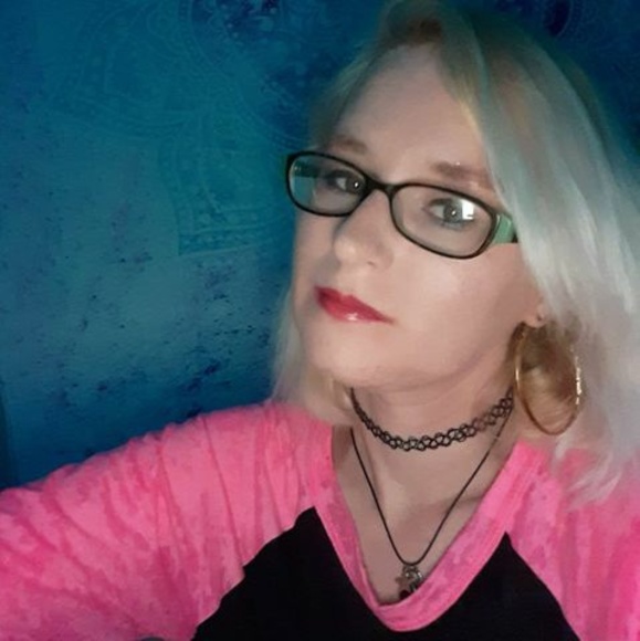 Profile Picture of Zoee barrett Barrett (@sukitormizuace1) on Poshmark