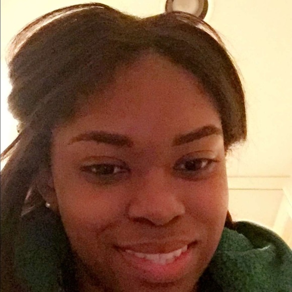 Profile Picture of Alexis Fripp (@lexyphoo) on Poshmark