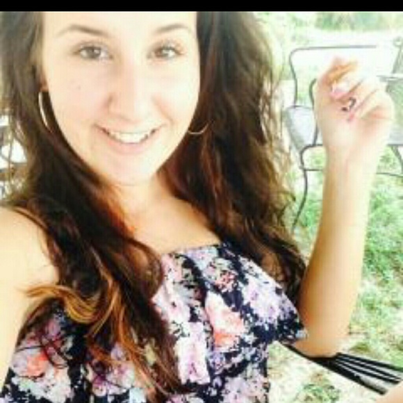 Profile Picture of Lara Shian (@larashian) on Poshmark