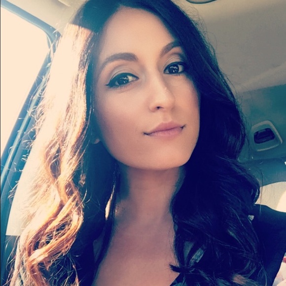 Profile Picture of Annaliese Petrone (@annaliesep13) on Poshmark