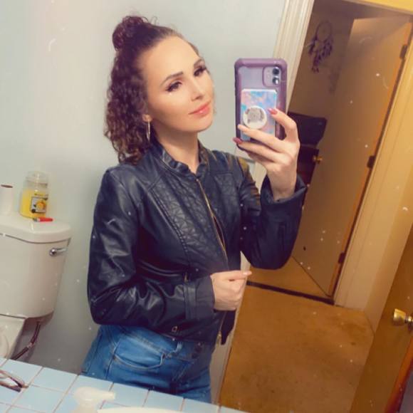 Profile Picture of Chelsea Perrie (@heysexehlady) on Poshmark