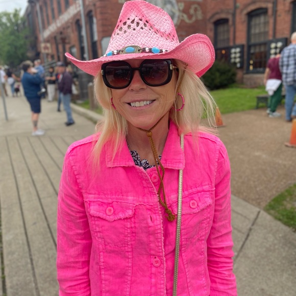 Profile Picture of Leslie Minsch (@lminsch) on Poshmark