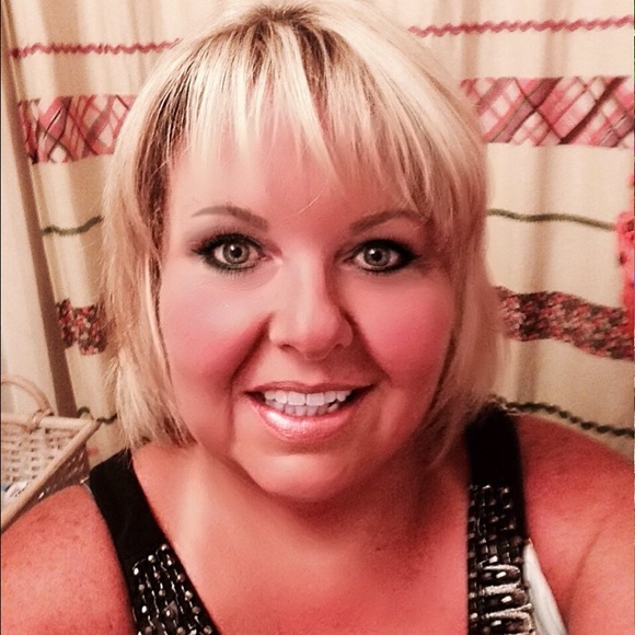 Profile Picture of Kelly Petrikas (@kpetrikas44) on Poshmark