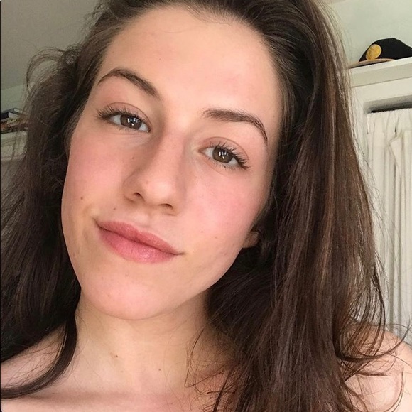 Profile Picture of Carly Bell (@carlyjeanbell) on Poshmark