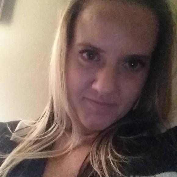 Profile Picture of Ellie Groenhoff (@elliegroenhoff) on Poshmark