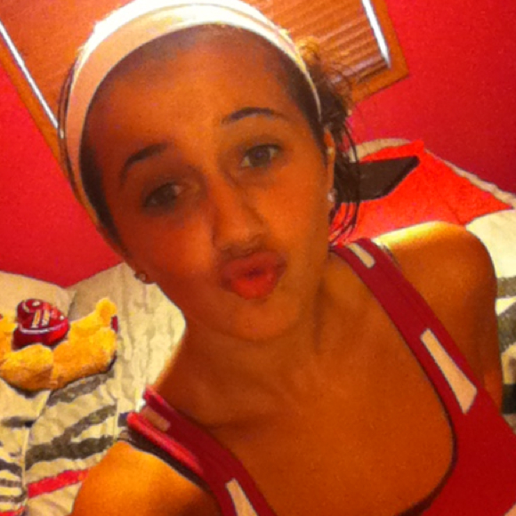 Profile Picture of Emily Agresta (@cutestyle88) on Poshmark