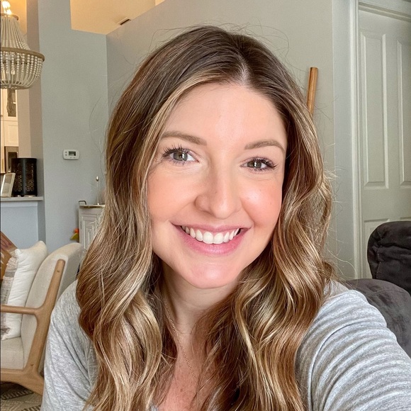 Profile Picture of Sarah Buscaino (@sarahlynne09) on Poshmark