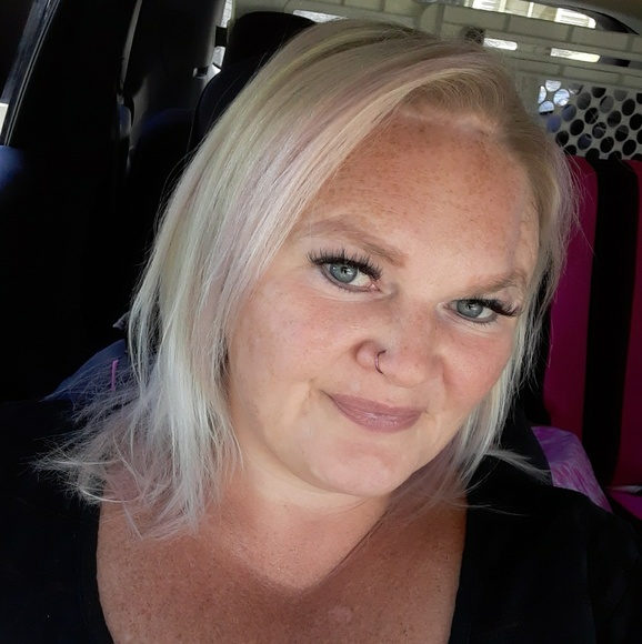 Profile Picture of Amber Decker (@amber55155) on Poshmark