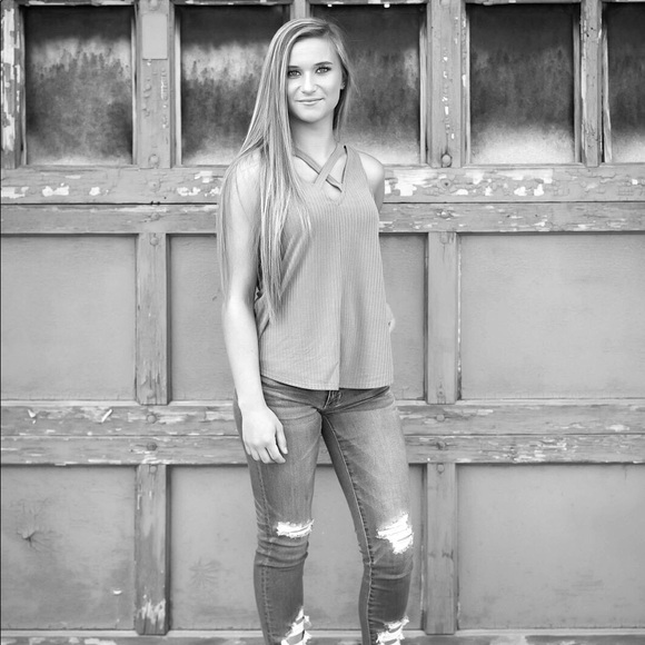 Profile Picture of Lindsey Ludescher (@lludescher) on Poshmark