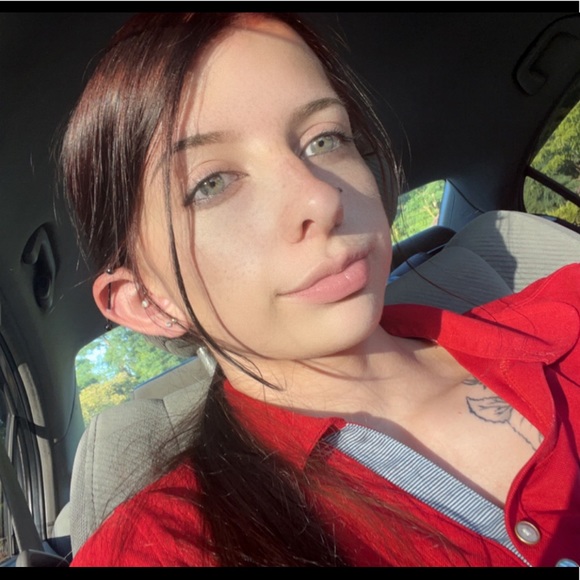 Profile Picture of Gabby Camarota (@gabbycamarota) on Poshmark