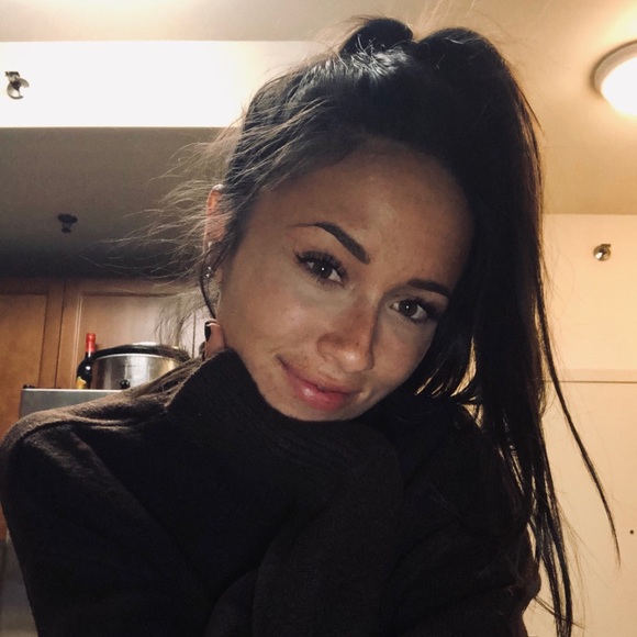 Profile Picture of Ceci Sabbers (@cecisabbers) on Poshmark