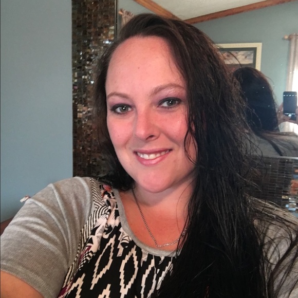 Profile Picture of Amber Roberts (@alcrn) on Poshmark