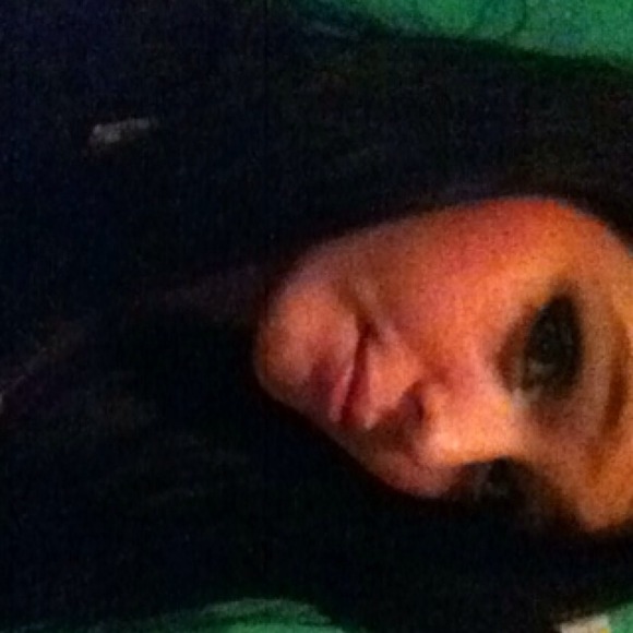 Profile Picture of Larissa Wallace (@larissabrianne) on Poshmark