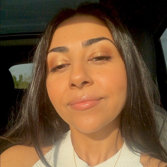 Sarah Antonious - Poshmark Profile Picture of Sarah Antonious (@sarahantonious) on Poshmark