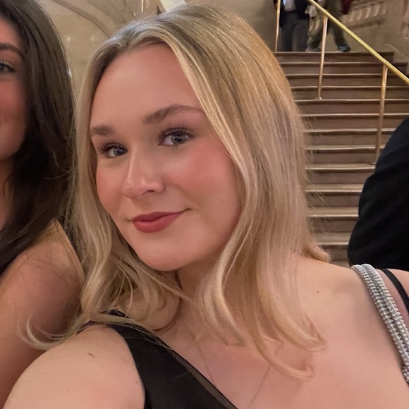 Profile Picture of Kyra Pavilonis (@kpavilonis) on Poshmark