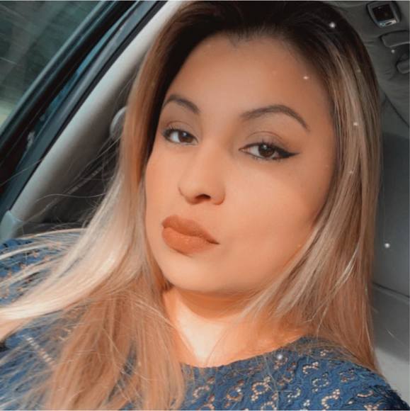 Profile Picture of Berta Flores (@maritzaberta) on Poshmark