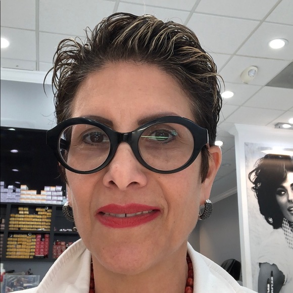 Profile Picture of Iris Elbaz (@iriselbaz) on Poshmark