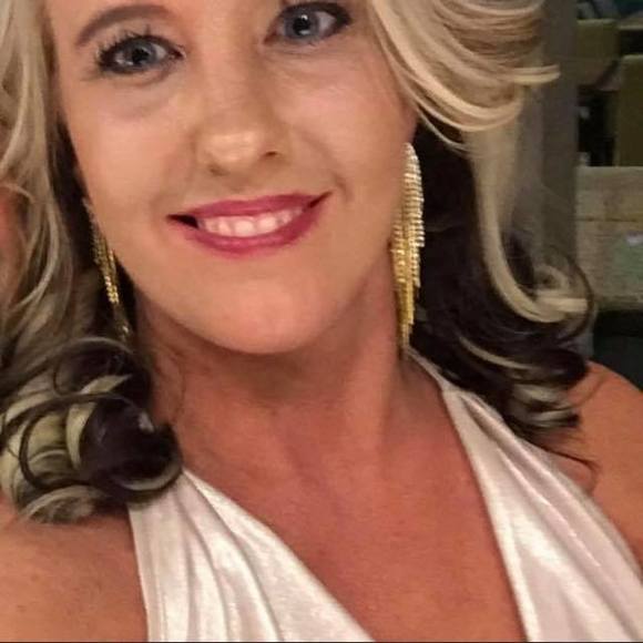 Profile Picture of Elizabeth Cates (@ecates51) on Poshmark