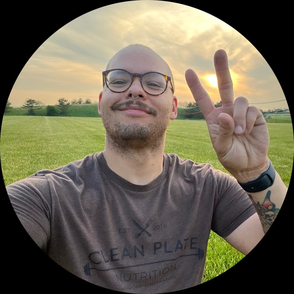 Profile Picture of Darian Roswall (@droswall) on Poshmark