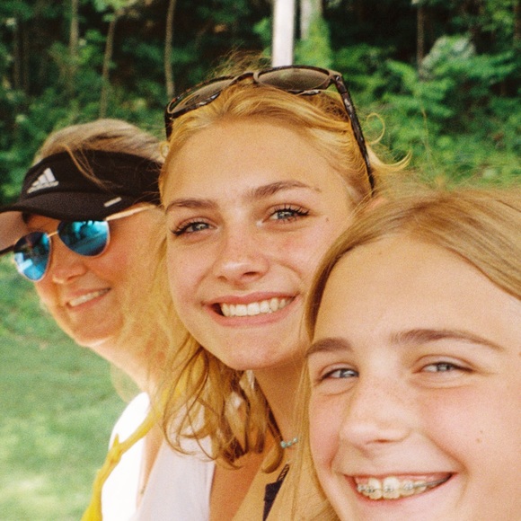 Profile Picture of Alexa Cheney (@alexabearche) on Poshmark