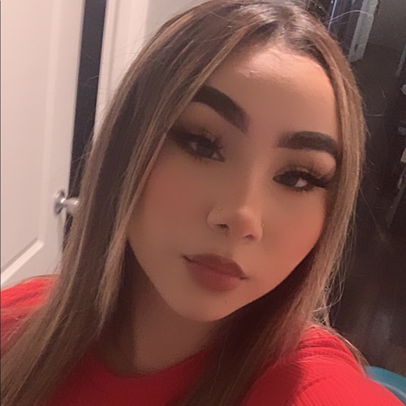 Profile Picture of Sarah Morga (@xarah1) on Poshmark