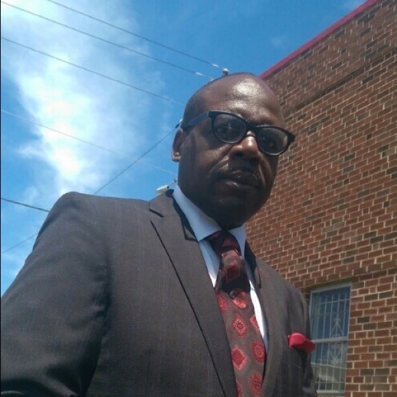 Profile Picture of James Barber (@jamesbarber1961) on Poshmark