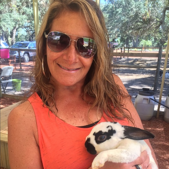 Profile Picture of Bon Koskinen (@bonkoskinen) on Poshmark