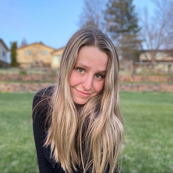 Profile Picture of Mia Felsen (@miafelsen) on Poshmark