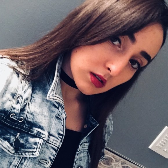 Profile Picture of Melissa Viveiros (@melissaviv98) on Poshmark