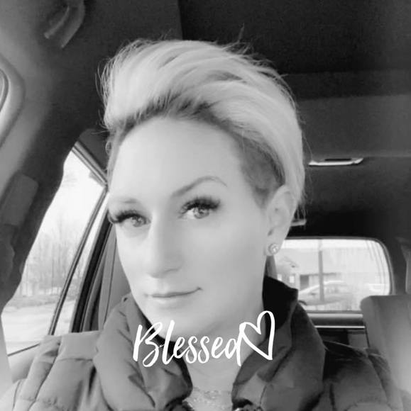 Profile Picture of Danielle Nicholson (@daninurse) on Poshmark