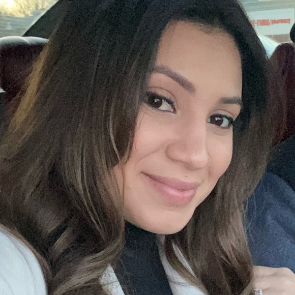 Profile Picture of Lizmery Quiles (@lizmeryq) on Poshmark