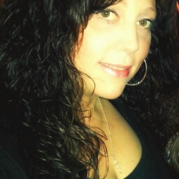 Profile Picture of Danielle Lamay (@daniellelamay) on Poshmark