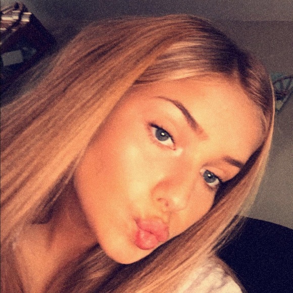 Profile Picture of Autumn Hyland (@autumn_hyland) on Poshmark