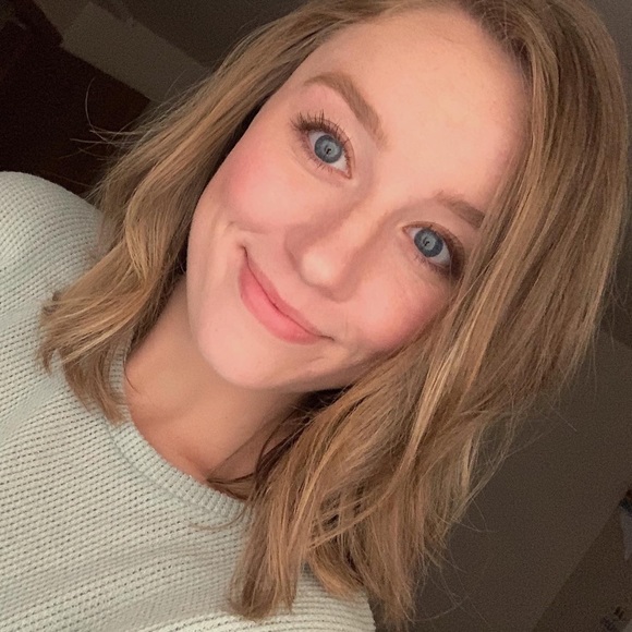 Profile Picture of Alexis Moorhead (@alexis_moorhead) on Poshmark