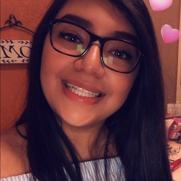 Profile Picture of Nataly Resendez (@rnatalyyyy) on Poshmark