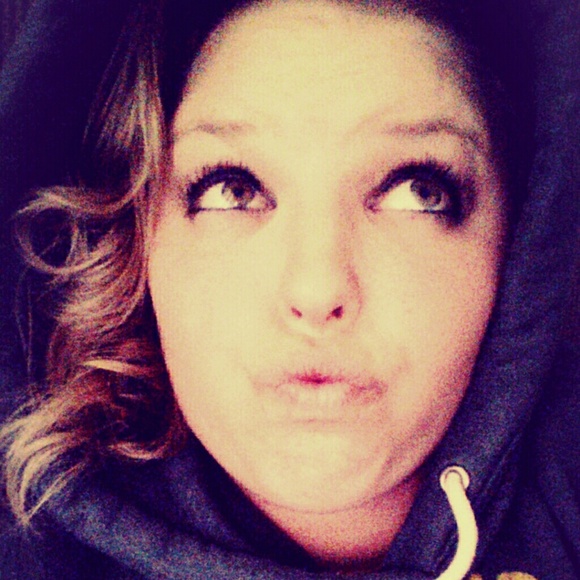 Profile Picture of Samantha Mamph (@smamp001) on Poshmark