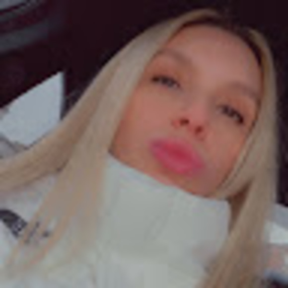 Profile Picture of Cristine Pawlikowski (@cristineski) on Poshmark
