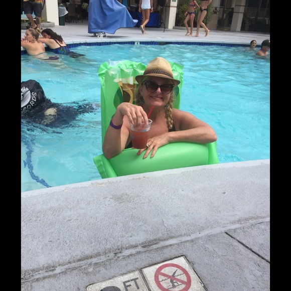 Profile Picture of Robin Cepek (@robinjewell50) on Poshmark