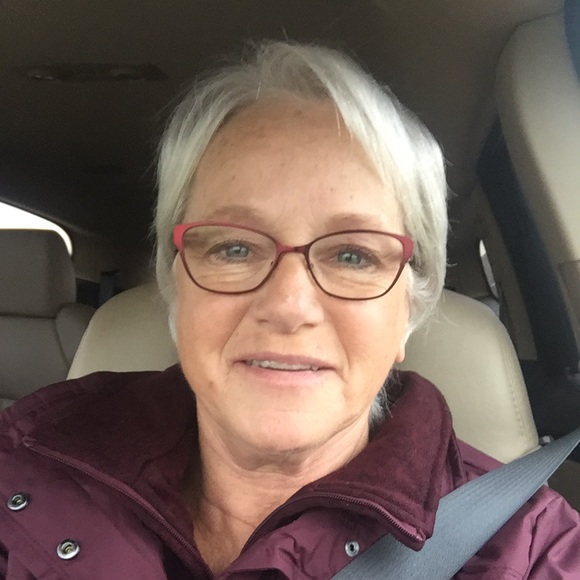 Profile Picture of Lori Carpenter (@llcarpenter) on Poshmark