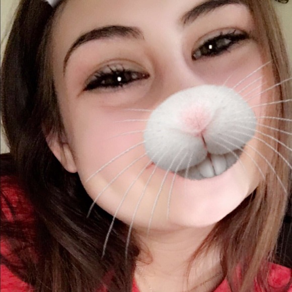 Profile Picture of Savannah Andrews (@_sba_) on Poshmark