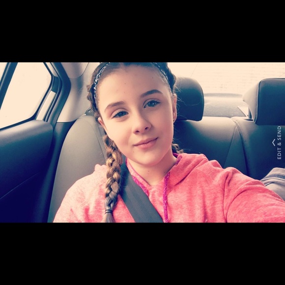 Profile Picture of Annabella Redline (@bella_xx890) on Poshmark