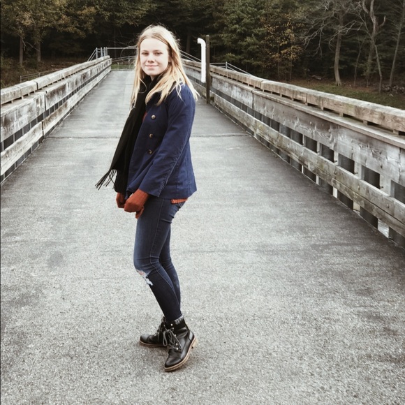 Profile Picture of Rainey Jo (@rainey_jo) on Poshmark