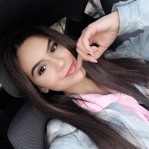 Profile Picture of Kylee Cologgi (@kyleecologgi) on Poshmark