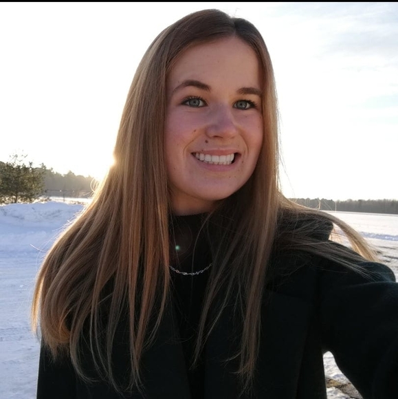 Profile Picture of Camélia Dessureault-leblanc (@cameliadl98) on Poshmark
