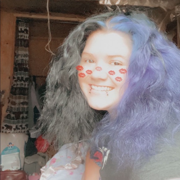 Profile Picture of Elissa Steece (@elissasteece) on Poshmark