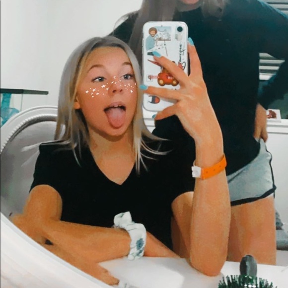 Profile Picture of Sydney Simonson (@sydneysimonson) on Poshmark