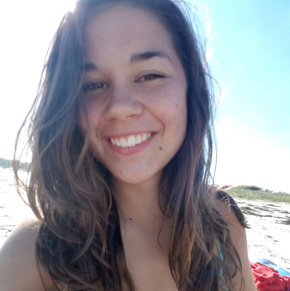 Profile Picture of Laurel Christopher (@laurel122) on Poshmark